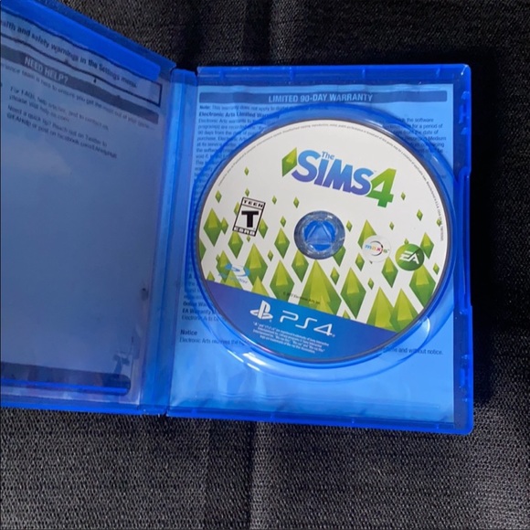Simms 4 PS4 GAME - Picture 2 of 3